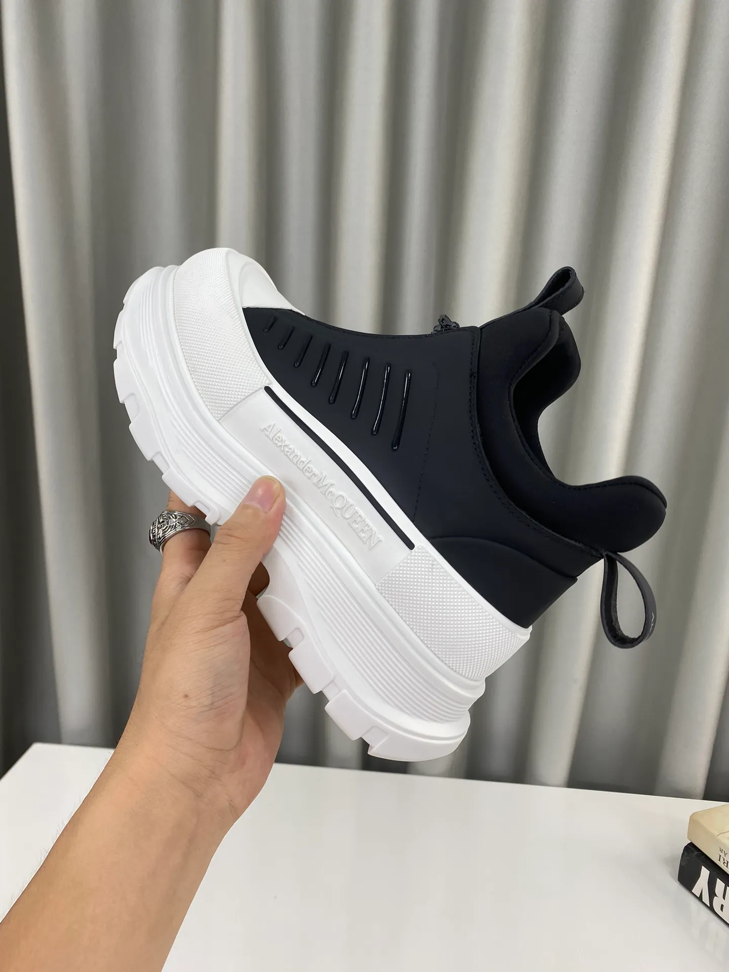 👟👟Ex-factory price 660👟👟Men's size +10 🔺Mc Queen 🔺Alexander McQueen's latest model, thick-soled front zipper dad shoes🌈 The designer has a bold idea and combines the trend of the times with the perfect design. It is super comfortable and versatile, with a new dad-style design and a multi-craft spliced ​​outsole. It is perfect. Many celebrities and Internet celebrities endorse it. 🔥Material: Original custom-made first-layer cowhide for the upper. Inside: Cali sheepskin feet. Outsole: Original TPU multi-layer combination outsole, •┈┈┈┈┈┈★┈┈┈┈┈┈┈• Size: Women’s 35～39 (34, 40, customization is non-returnable) Men’s 39～44 (38, 45, customization is not returnable) Full set of counter original packaging